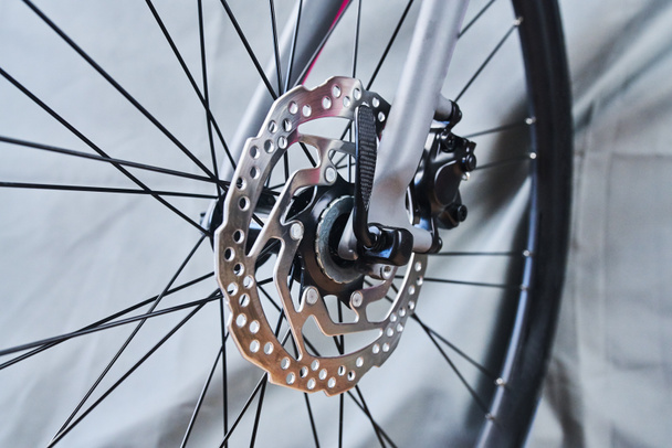 Freio a disco da roda dianteira da bicicleta desportiva
  - Foto, Imagem