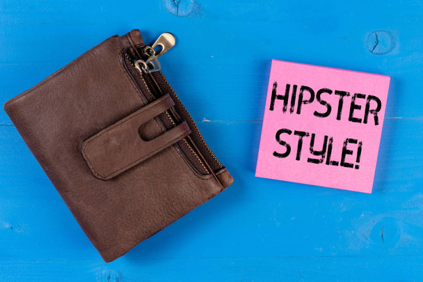 Hipster Stilini gösteren kavramsal el yazısı. Moda seçimleri ve müzik çıkarları vitrine İş fotoğraf çoğunluğu dışında düşmek. - Fotoğraf, Görsel