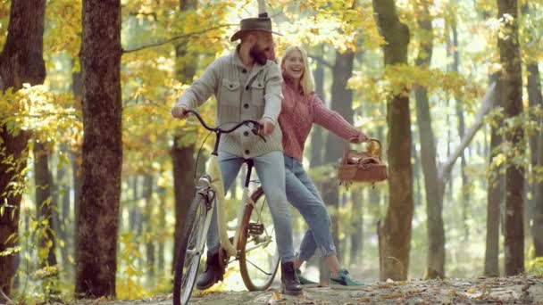 Portrét veselé mladé ženy a vousatého muže s podzimními listovíky. Romantický podzimní pár v lásce. Retušený a přírodní světlo. - Záběry, video