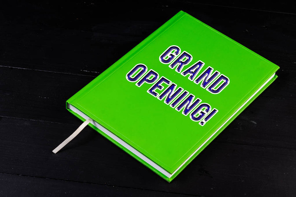 Käsiala teksti Grand avaaminen. Uuden yrityksen tai julkisen paikan avaamisella tarkoitetaan:
. - Valokuva, kuva