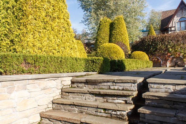 Cabaña jardín con escaleras de piedra y muro de contención
  - Foto, Imagen