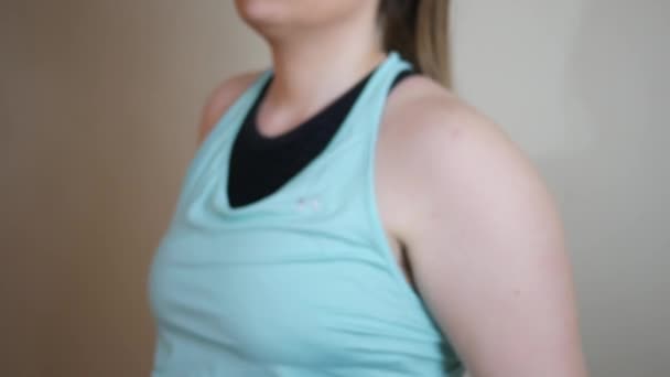 Una mujer estira los brazos antes de hacer ejercicio ALT
 - Metraje, vídeo