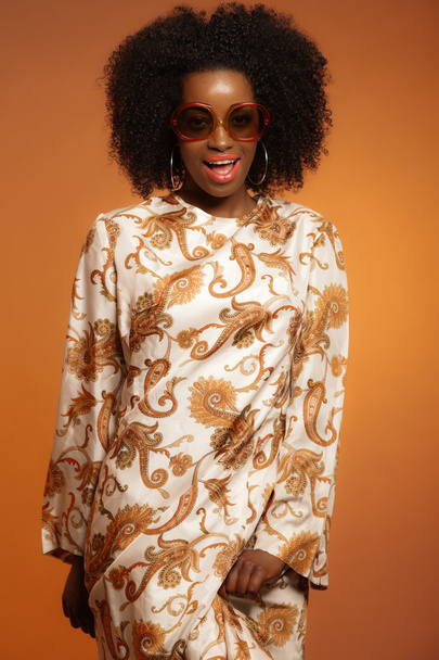 レトロな 70 年代ペーズリー ドレスとサングラスのアフリカの女性をファッションします。 - 写真・画像