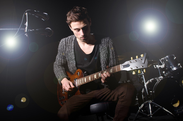 ο άνθρωπος παίζει κιθάρα κατά τη διάρκεια συναυλίας - Φωτογραφία, εικόνα