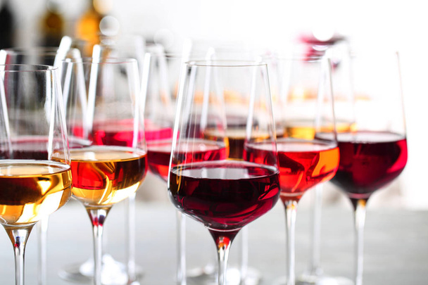 Glasses with different wines on blurred background, closeup - Foto, Imagem