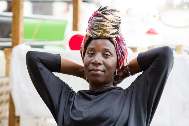 πορτρέτο της Αφρικής γυναίκα φορώντας κασκόλ κεφαλής - Φωτογραφία, εικόνα