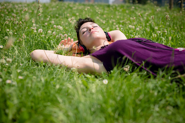 güzel hipster kısa saçlı kadın dinleme müzik Park - Fotoğraf, Görsel