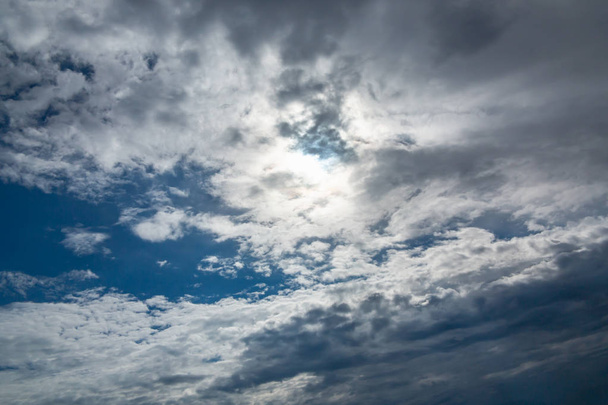 Beautiful cumulus clouds in a blue sky - Foto, afbeelding