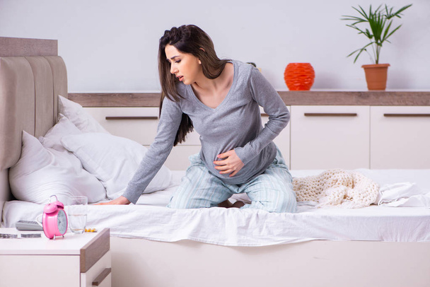Young pregnant woman in the bedroom  - Foto, Imagem