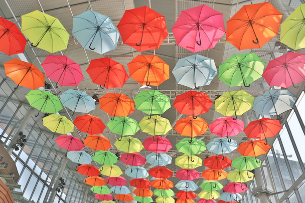 通りの装飾で多くのカラフルな傘. - 写真・画像