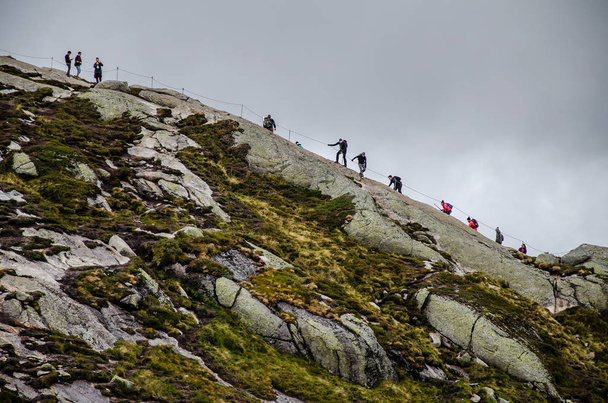 Terreno de excursionistas en sendero Kjeragbolten con cadenas metálicas ala ferrata
 - Foto, Imagen