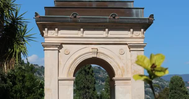 Krásná zahrada viděná přes vyřezávanou bílou Vítězovou klenbu v Hanbury Gardens (Giardini botanici Hanbury), větrná, Liguria, Itálie, Evropa. Zavřít zobrazení-DCI 4k video - Záběry, video