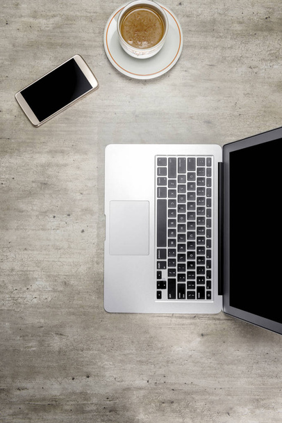 Nejlepší pohled na pracovní stůl s laptopem, kávou a mobilním telefonem - Fotografie, Obrázek