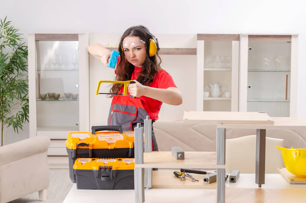 entrepreneur féminin réparer des meubles à la maison  - Photo, image