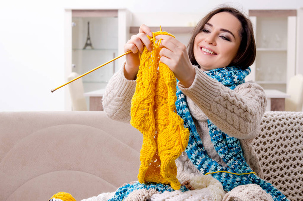 Młoda piękna kobieta robi na drutach w domu  - Zdjęcie, obraz