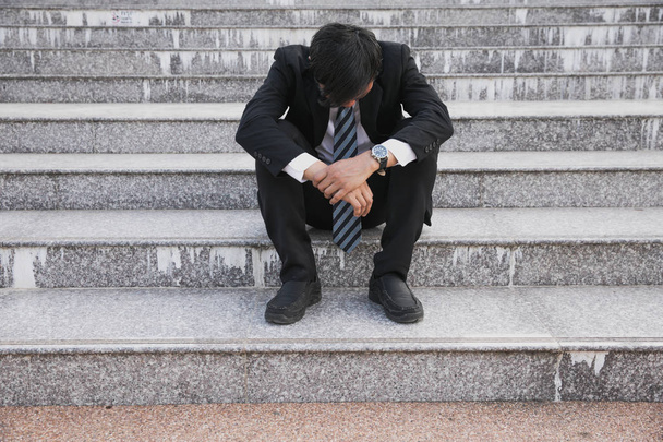 Hombre de negocios estresado sentado en la escalera al aire libre.Hombre de negocios en bancarrota sentado al aire libre
 - Foto, Imagen
