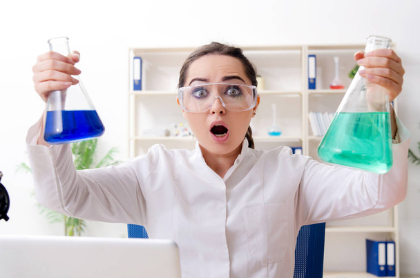 Jovem química do sexo feminino trabalhando no laboratório
  - Foto, Imagem