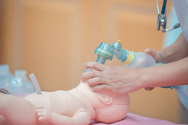 Medische studenten zijn training om levens te redden in het baby model. - Foto, afbeelding
