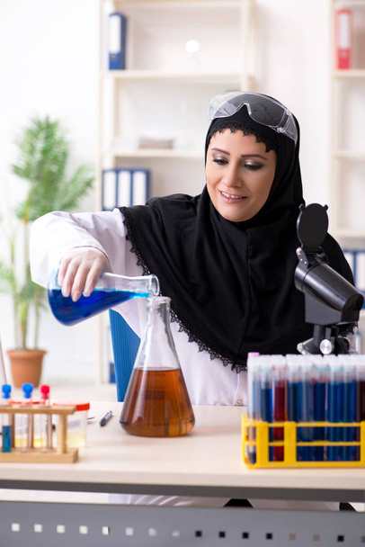 Химик в хиджабе работает в лаборатории - Фото, изображение