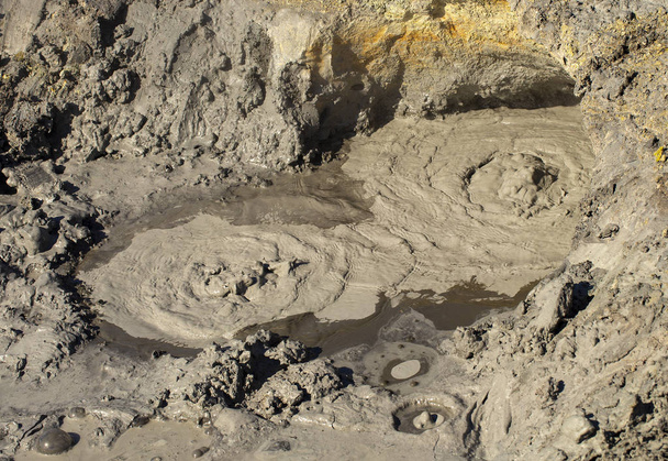 Le gros plan d'un volcan de boue ou d'un dôme de boue sur le Kamchatka - Photo, image