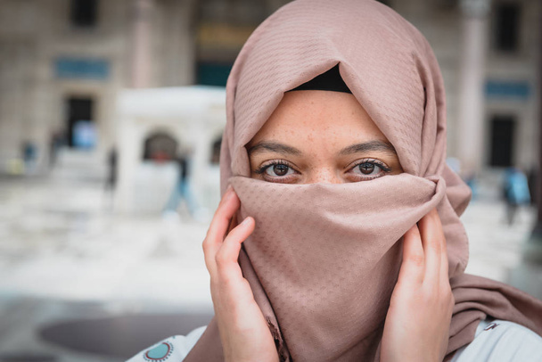 Mooie Moslimvrouwen in modieuze moderne trendy kleding  - Foto, afbeelding