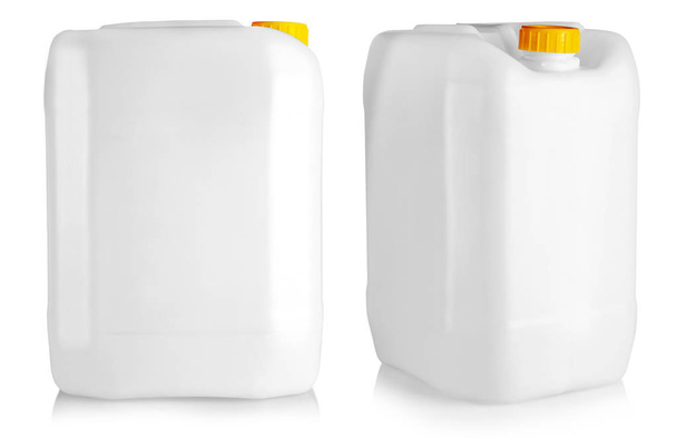 L'emballage blanc gallon en plastique blanc avec bouchon jaune isolat
 - Photo, image