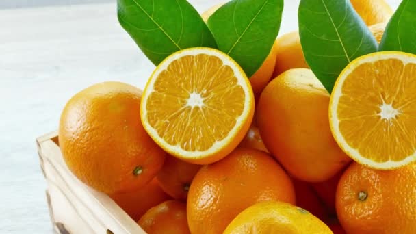 Stapel frischer Orangen in Holzkiste - Filmmaterial, Video