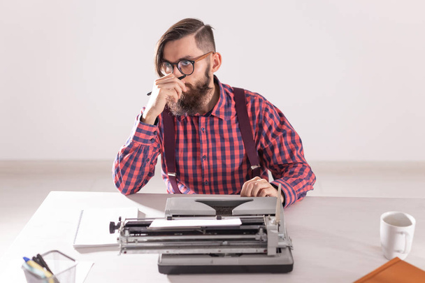 Menschen, Welttag des Schriftstellers und Hipster-Konzepts - junge stilvolle Journalistin arbeitet an Schreibmaschine - Foto, Bild