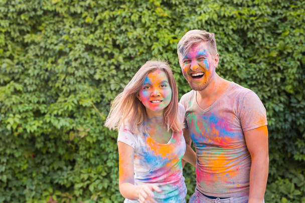 Amitié, festival de holi, concept de personnes - jeune couple jouant avec les couleurs au festival de holi
 - Photo, image