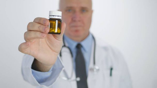 Doctor Image Recommending Confident Medical Treatment with Vitamin Pills - Valokuva, kuva