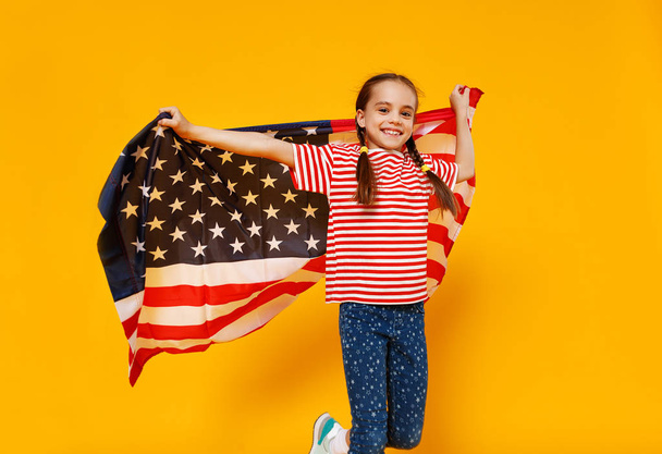 glückliches Kind Mädchen mit Flagge der Vereinigten Staaten von Amerika USA auf  - Foto, Bild