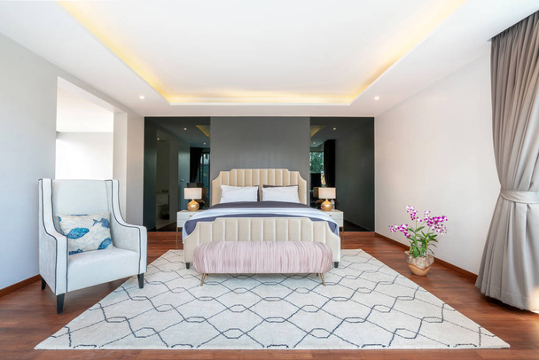 imobiliário Design de interiores de luxo no quarto de piscina villa com cama king size aconchegante
. - Foto, Imagem