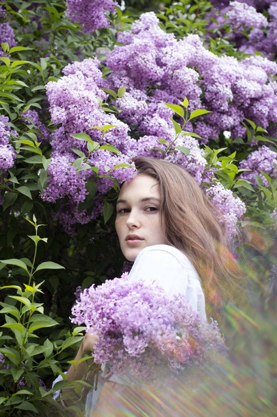 foto de moda de una hermosa joven rodeada de flores
. - Foto, Imagen