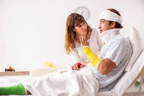 Kochającą żonę patrząc po rannych mąż  - Zdjęcie, obraz