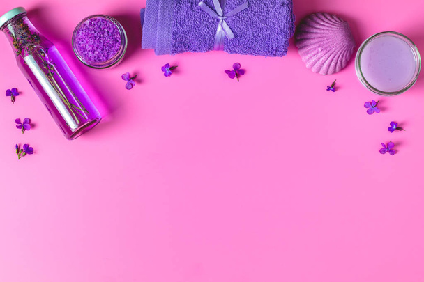 Produits de spa. Flat lay violet violet concept
. - Photo, image