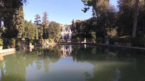 Fontein van Neptunus en visvijver in Villa d'Este in Tivoli in Italië  - Video