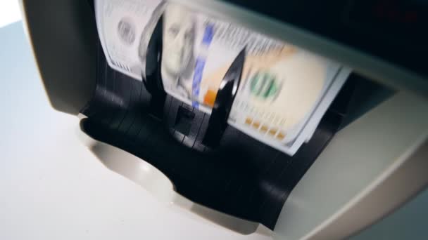 Bunch of dollars moving on a line in a counting machine. - Filmagem, Vídeo