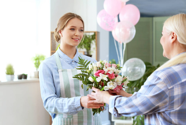 Compra de flores al cliente en tienda
 - Foto, imagen