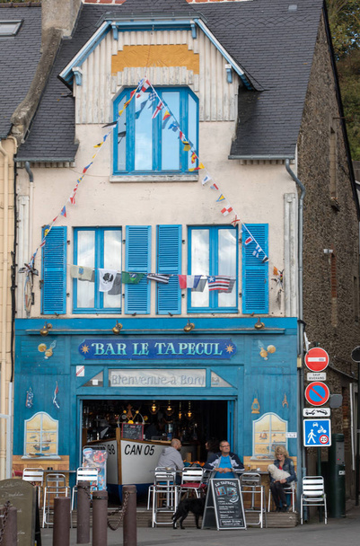Cancale, Francie-15. září 2018: bary a restaurace na hlavní ulici v Canacle, známá svými chutnými rybami a plody moře. Bretaň, Francie - Fotografie, Obrázek