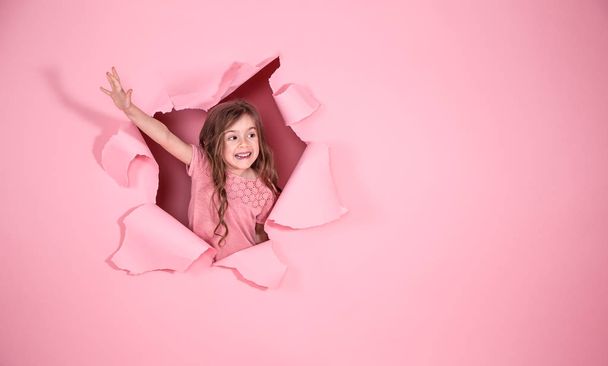 petite fille jouant super héros sur fond rose
 - Photo, image