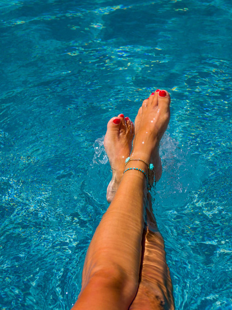 woman in luxury spa resort near the swimming pool.  - Foto, Bild