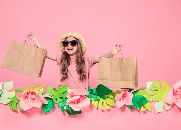 Retrato de niña linda con bolsa de compras
 - Foto, Imagen
