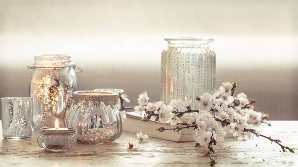 Stillleben Blumen mit dekorativen Objekten im Wohnzimmer - Foto, Bild