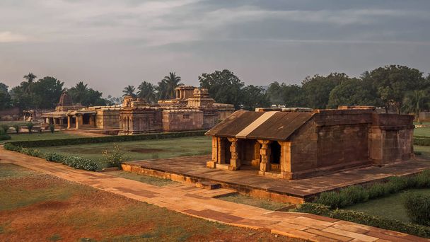 Intia, muinaiset temppelit aiholessa
 - Valokuva, kuva