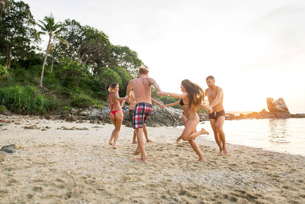 Ryhmä onnellisia ystäviä trooppisella saarella
 - Valokuva, kuva