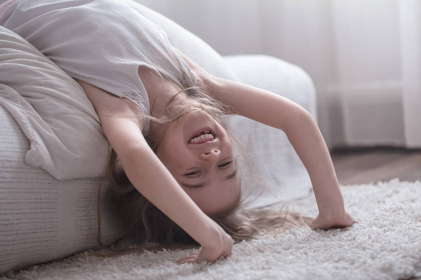 Roztomilá holčička, usmívající se v posteli, koncept spánku - Fotografie, Obrázek