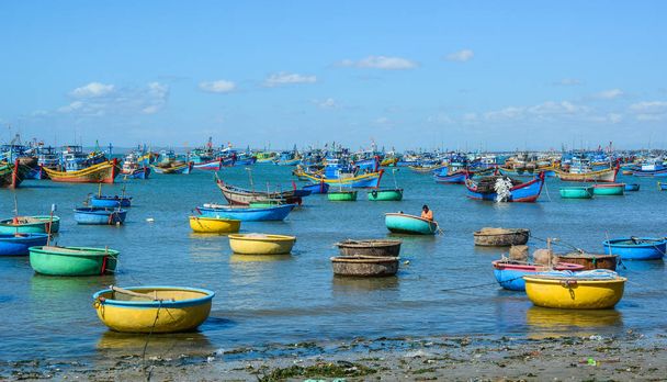 Nha Trang, Vietnam - Jan 26, 2016. Fishing boats on sea in Nha Trang, Vietnam. Nha Trang is a coastal city on the South Central Coast of Vietnam. - Foto, afbeelding