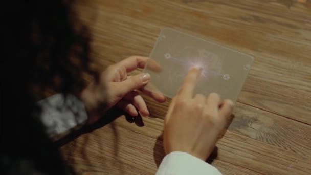 Mãos seguras tablet com texto Serviços baseados em localização
 - Filmagem, Vídeo