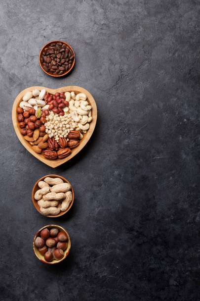 Erilaisia pähkinöitä valinta kivi pöydälle
 - Valokuva, kuva