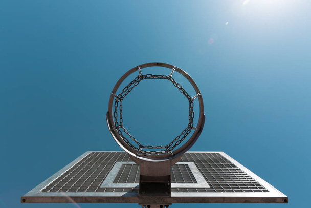 Уличный баскетбольный обруч против голубого неба
 - Фото, изображение